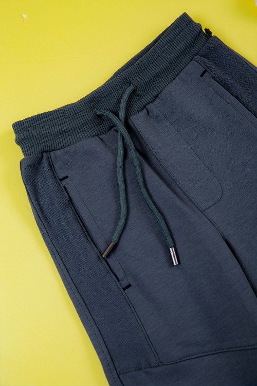 ترنج ولادي قطعتين لون كحلي تيشيرت بكتابات ورسومات من الأمام و بنطلون طويل برباط في الخصر و جيوب من الجانبين و الخلف