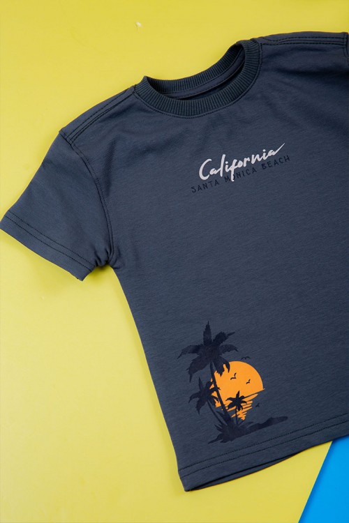 ترنج ولادي قطعتين لون كحلي تيشيرت بكتابات ورسومات من الأمام و بنطلون طويل برباط في الخصر و جيوب من الجانبين و الخلف