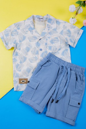 طقم ولادي قطعتين قميص أبيض مشجر باللون السماوي ياقة مطوية و أزرار من الأمام و شورت لون سماوي برباط في الخصر و جيوب من الجانبين 