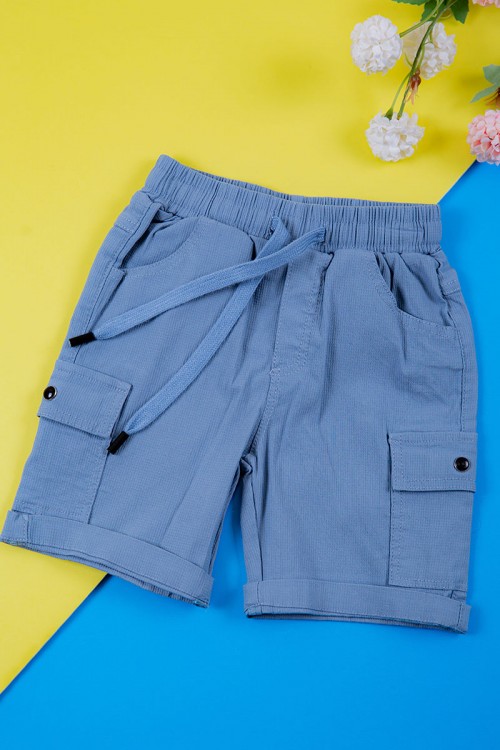 طقم ولادي قطعتين قميص أبيض مشجر باللون السماوي ياقة مطوية و أزرار من الأمام و شورت لون سماوي برباط في الخصر و جيوب من الجانبين