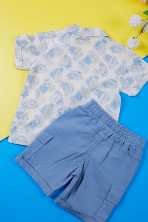 طقم ولادي قطعتين قميص أبيض مشجر باللون السماوي ياقة مطوية و أزرار من الأمام و شورت لون سماوي برباط في الخصر و جيوب من الجانبين 