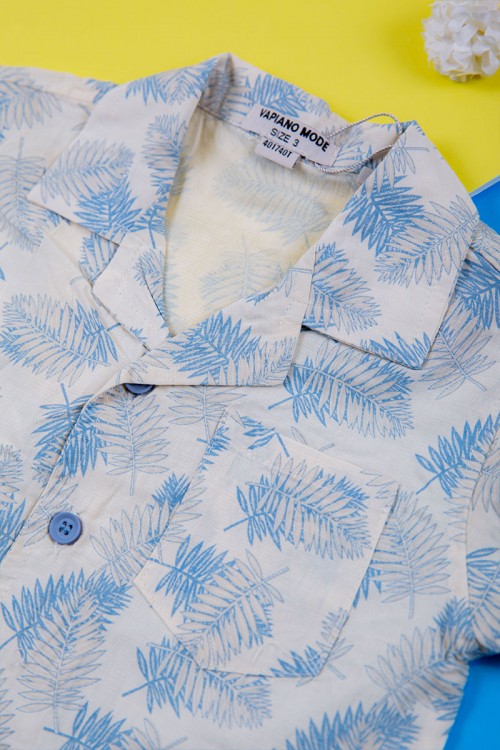 طقم ولادي قطعتين قميص أبيض مشجر باللون السماوي ياقة مطوية و أزرار من الأمام و شورت لون سماوي برباط في الخصر و جيوب من الجانبين