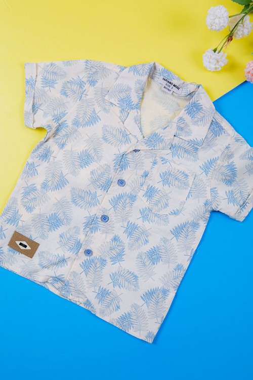 طقم ولادي قطعتين قميص أبيض مشجر باللون السماوي ياقة مطوية و أزرار من الأمام و شورت لون سماوي برباط في الخصر و جيوب من الجانبين