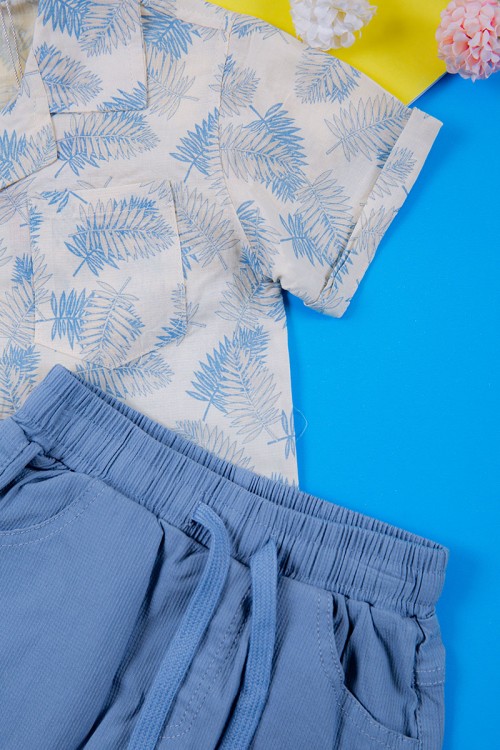 طقم ولادي قطعتين قميص أبيض مشجر باللون السماوي ياقة مطوية و أزرار من الأمام و شورت لون سماوي برباط في الخصر و جيوب من الجانبين