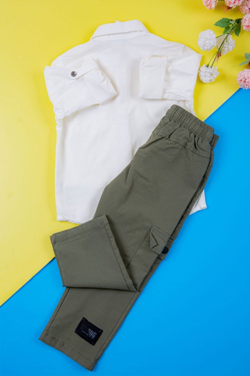 طقم ولادي قطعتين قميص أبيض مشجر باللون السماوي ياقة مطوية و أزرار من الأمام و شورت لون سماوي برباط في الخصر و جيوب من الجانبين