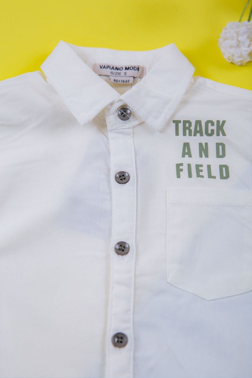 طقم ولادي قطعتين قميص أبيض مشجر باللون السماوي ياقة مطوية و أزرار من الأمام و شورت لون سماوي برباط في الخصر و جيوب من الجانبين