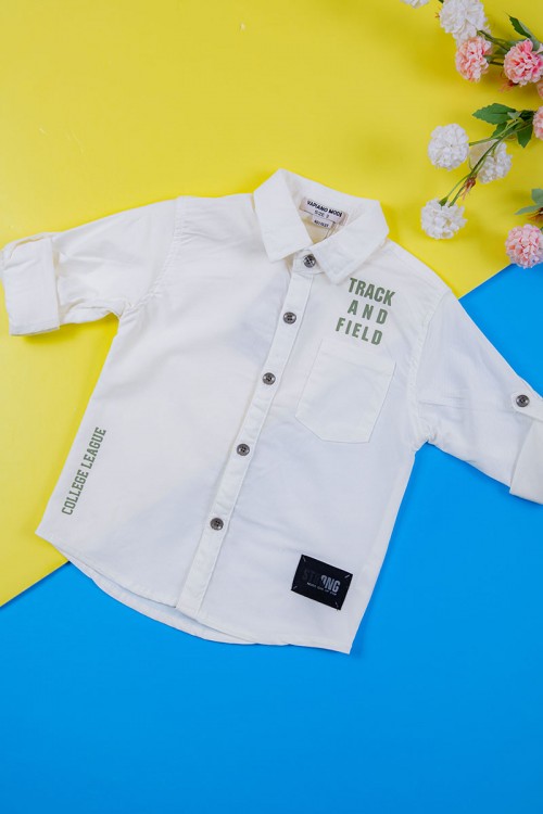 طقم ولادي قطعتين قميص أبيض بكتابات و جيب و أزرار من الأمام و بنطلون لون زيتي برباط في الخصر و جيوب من الجانبين