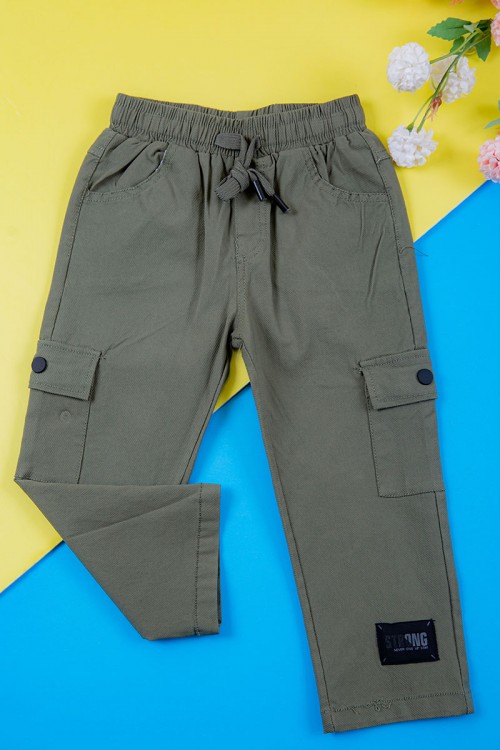 طقم ولادي قطعتين قميص أبيض بكتابات و جيب و أزرار من الأمام و بنطلون لون زيتي برباط في الخصر و جيوب من الجانبين