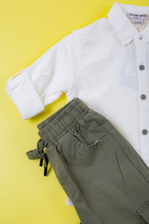 طقم ولادي قطعتين قميص أبيض بكتابات و جيب و أزرار من الأمام و بنطلون لون زيتي برباط في الخصر و جيوب من الجانبين