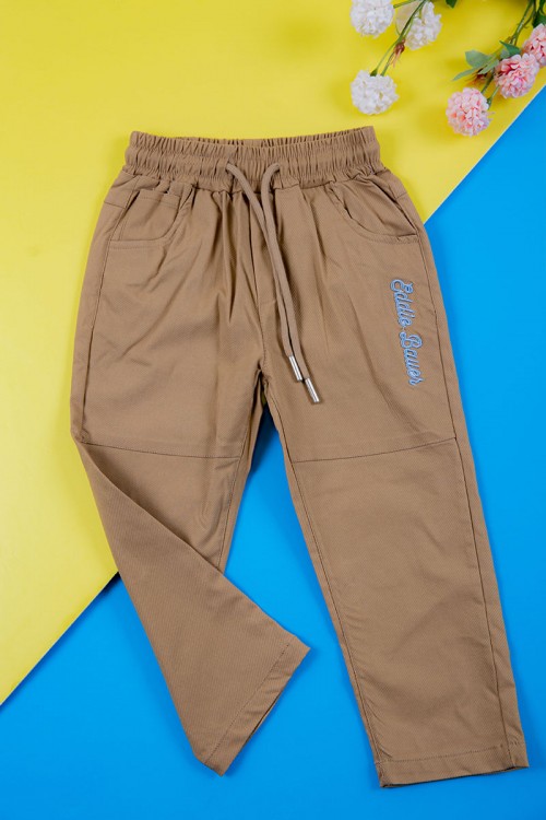 طقم ولادي قطعتين قميص سماوي مربعات بكتابات و جيبوب و أزرار من الأمام و بنطلون لون بيج غامق برباط في الخصر و جيوب من الجانبين