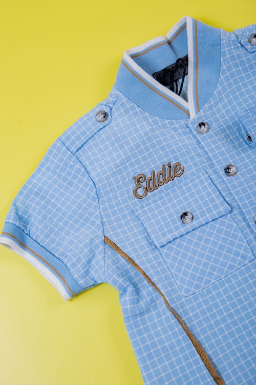 طقم ولادي قطعتين قميص سماوي مربعات بكتابات و جيبوب و أزرار من الأمام و بنطلون لون بيج غامق برباط في الخصر و جيوب من الجانبين