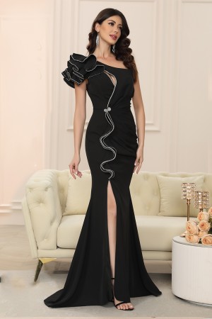 فستان نسائي طويل لون أسود بكتف واحد و بفتحة ساق مزين بالفصوص الفضية