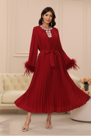 فستان نسائي طويل لون أحمر ياقة دائرية مزينة بالكريستال ذو أكمام طويلة بأطراف ريش و رباط في الخصر 