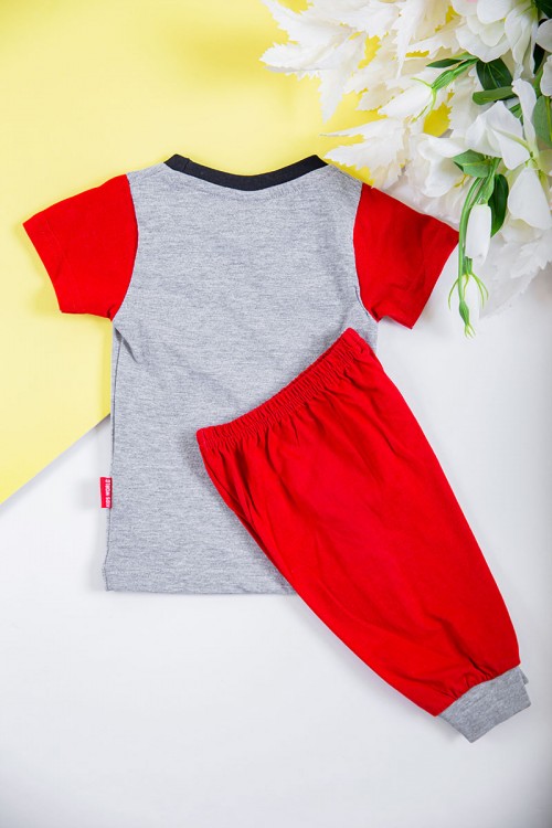 طقم ولادي قطعتين تيشيرت لون رمادي مزين بكتابات و رسومات من الأمام مع بنطلون طويل لون أحمر بزم في الأسفل