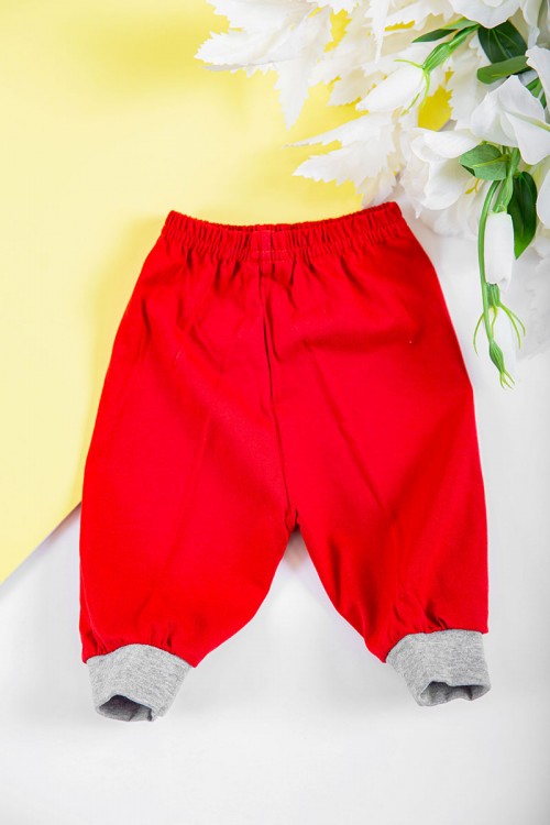 طقم ولادي قطعتين تيشيرت لون رمادي مزين بكتابات و رسومات من الأمام مع بنطلون طويل لون أحمر بزم في الأسفل