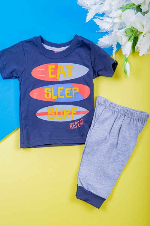 طقم ولادي قطعتين تيشيرت لون كحلي مزين بكتابات و رسومات من الأمام مع بنطلون طويل لون رمادي بزم في الأسفل