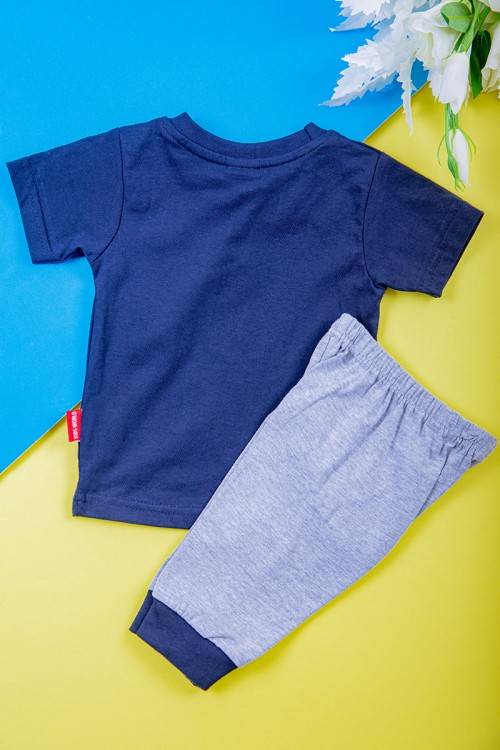 طقم ولادي قطعتين تيشيرت لون كحلي مزين بكتابات و رسومات من الأمام مع بنطلون طويل لون رمادي بزم في الأسفل