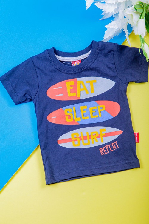 طقم ولادي قطعتين تيشيرت لون كحلي مزين بكتابات و رسومات من الأمام مع بنطلون طويل لون رمادي بزم في الأسفل