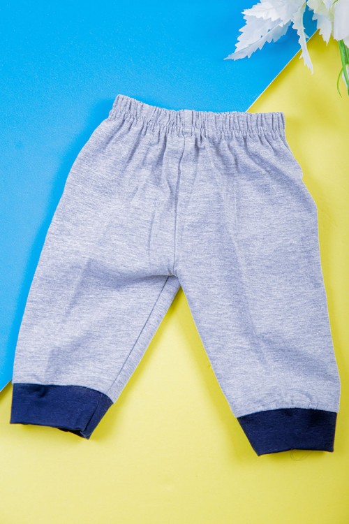 طقم ولادي قطعتين تيشيرت لون كحلي مزين بكتابات و رسومات من الأمام مع بنطلون طويل لون رمادي بزم في الأسفل