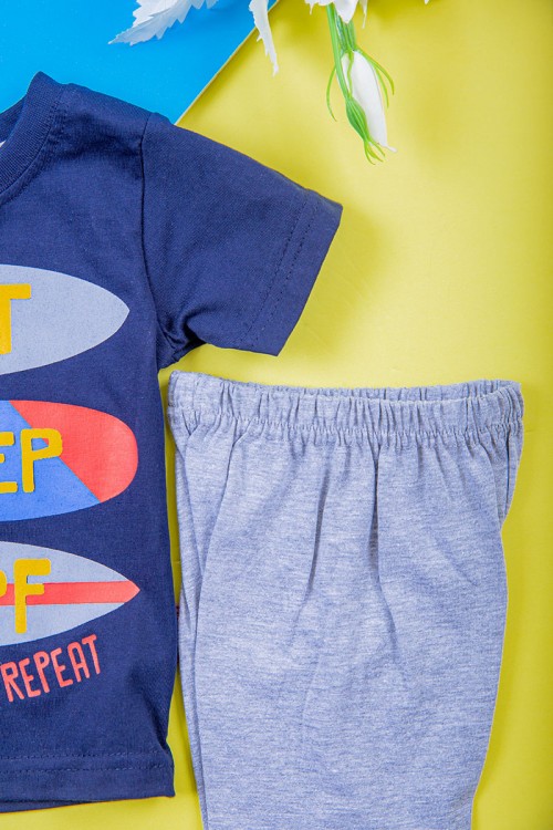 طقم ولادي قطعتين تيشيرت لون كحلي مزين بكتابات و رسومات من الأمام مع بنطلون طويل لون رمادي بزم في الأسفل