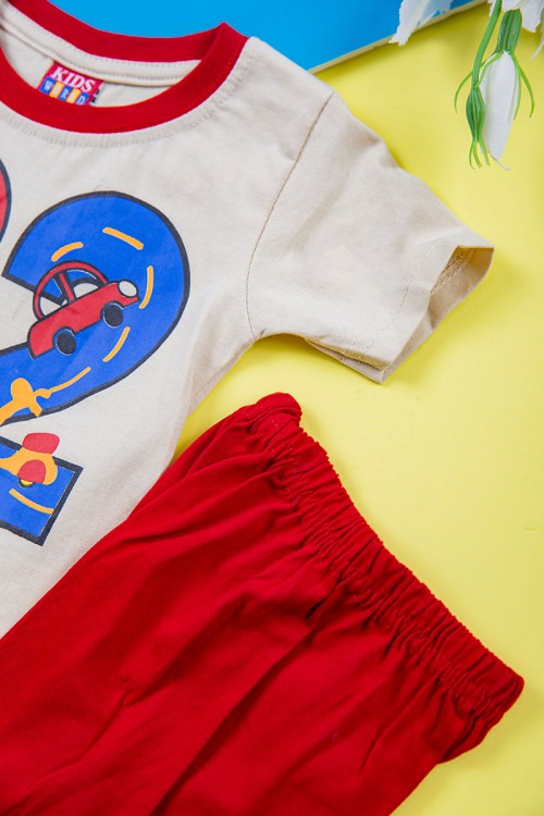 طقم ولادي قطعتين تيشيرت لون بيج مزين برسومات و كتابات من الأمام مع بنطلون طويل لون أحمر بزم في الأسفل