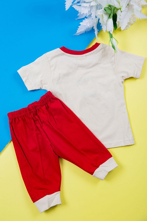 طقم ولادي قطعتين تيشيرت لون بيج مزين برسومات و كتابات من الأمام مع بنطلون طويل لون أحمر بزم في الأسفل