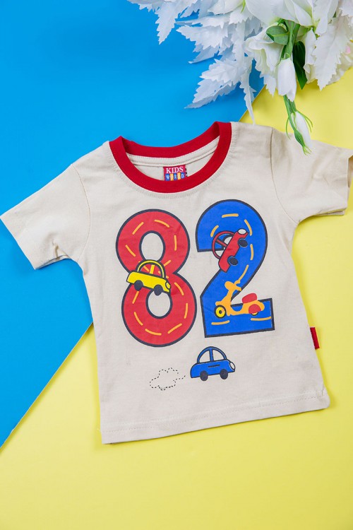 طقم ولادي قطعتين تيشيرت لون بيج مزين برسومات و كتابات من الأمام مع بنطلون طويل لون أحمر بزم في الأسفل