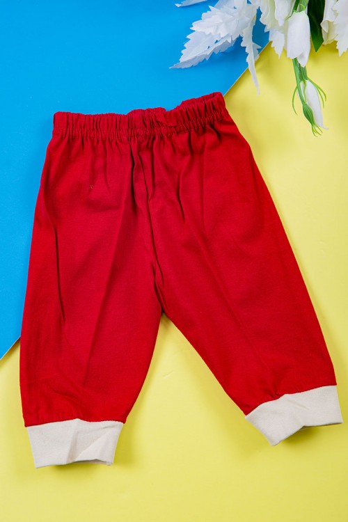 طقم ولادي قطعتين تيشيرت لون بيج مزين برسومات و كتابات من الأمام مع بنطلون طويل لون أحمر بزم في الأسفل