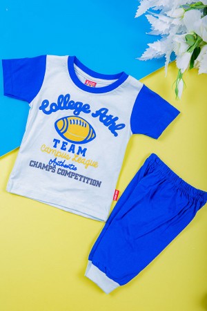 طقم ولادي قطعتين تيشيرت لون أبيض مزين بكتابات و رسومات من الأمام مع بنطلون طويل لون أزرق بزم في الأسفل 