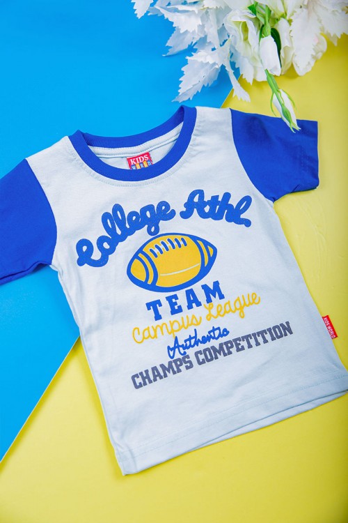 طقم ولادي قطعتين تيشيرت لون أبيض مزين بكتابات و رسومات من الأمام مع بنطلون طويل لون أزرق بزم في الأسفل