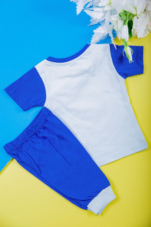 طقم ولادي قطعتين تيشيرت لون أبيض مزين بكتابات و رسومات من الأمام مع بنطلون طويل لون أزرق بزم في الأسفل