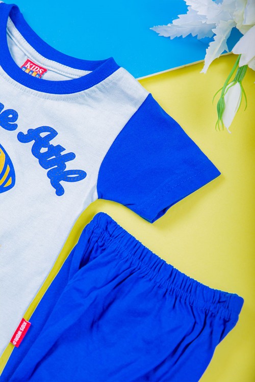 طقم ولادي قطعتين تيشيرت لون أبيض مزين بكتابات و رسومات من الأمام مع بنطلون طويل لون أزرق بزم في الأسفل