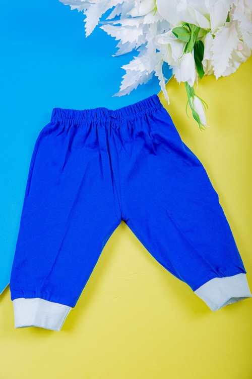 طقم ولادي قطعتين تيشيرت لون أبيض مزين بكتابات و رسومات من الأمام مع بنطلون طويل لون أزرق بزم في الأسفل