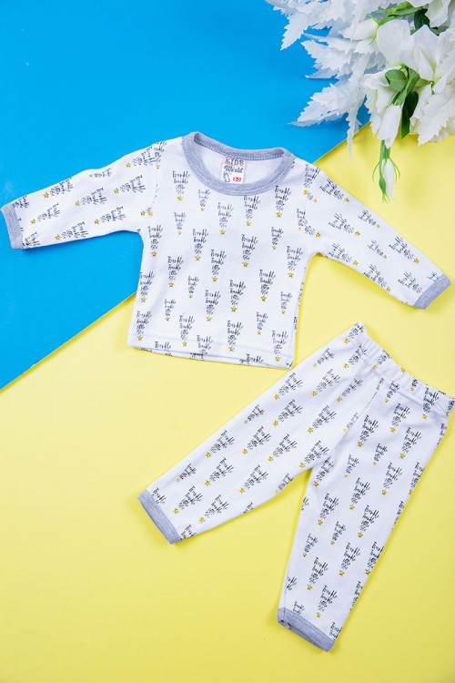 طقم ولادي قطعتين بلوزة لون أبيض بأكمام طويلة مع بنطلون طويل مزينة بكتابات و رسومات من الأمام و الخلف