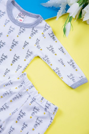 طقم ولادي قطعتين بلوزة لون أبيض بأكمام طويلة مع بنطلون طويل مزينة بكتابات و رسومات من الأمام و الخلف 