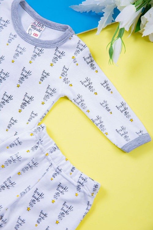 طقم ولادي قطعتين بلوزة لون أبيض بأكمام طويلة مع بنطلون طويل مزينة بكتابات و رسومات من الأمام و الخلف