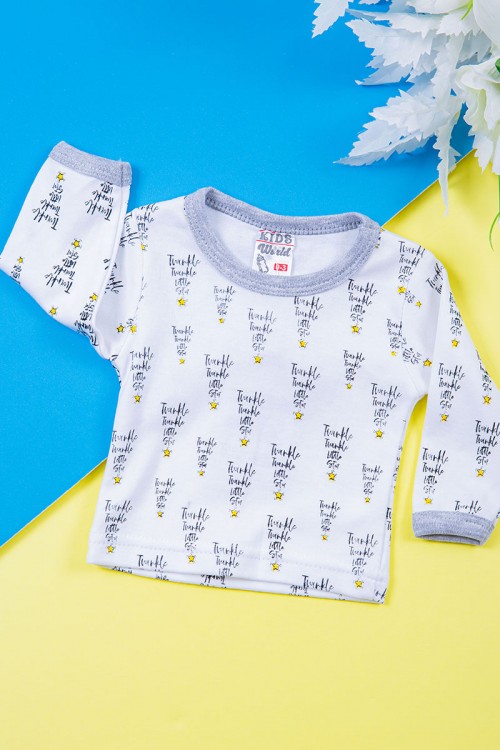 طقم ولادي قطعتين بلوزة لون أبيض بأكمام طويلة مع بنطلون طويل مزينة بكتابات و رسومات من الأمام و الخلف