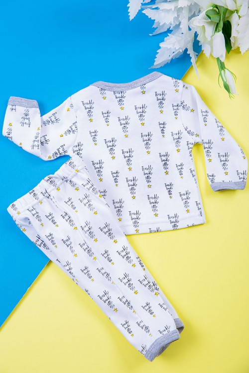 طقم ولادي قطعتين بلوزة لون أبيض بأكمام طويلة مع بنطلون طويل مزينة بكتابات و رسومات من الأمام و الخلف