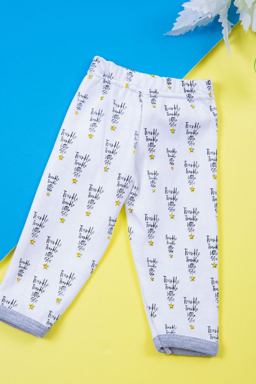 طقم ولادي قطعتين بلوزة لون أبيض بأكمام طويلة مع بنطلون طويل مزينة بكتابات و رسومات من الأمام و الخلف