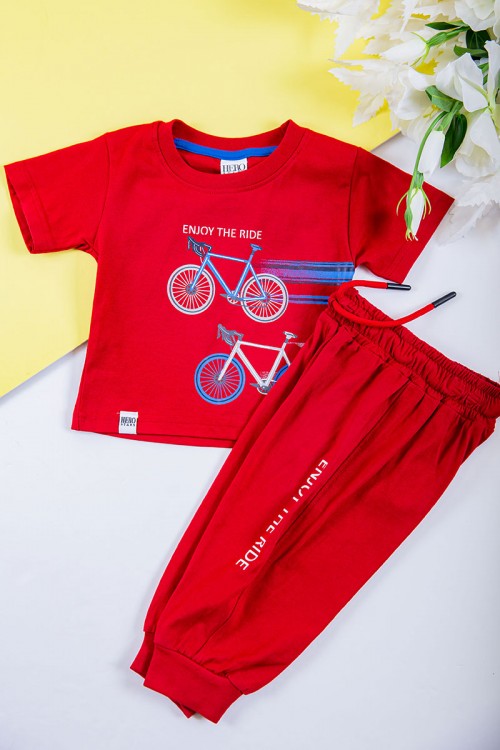 طقم ولادي قطعتين تيشيرت لون أحمر مزين بكتابات و رسومات من الأمام مع بنطلون طويل لون أحمر برباط في الخصر و زم في الأسفل