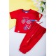 طقم ولادي قطعتين تيشيرت لون أحمر مزين بكتابات و رسومات من الأمام مع بنطلون طويل لون أحمر برباط في الخصر و زم في الأسفل