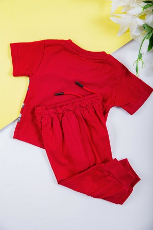 طقم ولادي قطعتين تيشيرت لون أحمر مزين بكتابات و رسومات من الأمام مع بنطلون طويل لون أحمر برباط في الخصر و زم في الأسفل 