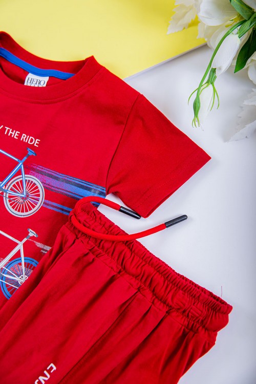 طقم ولادي قطعتين تيشيرت لون أحمر مزين بكتابات و رسومات من الأمام مع بنطلون طويل لون أحمر برباط في الخصر و زم في الأسفل