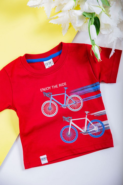 طقم ولادي قطعتين تيشيرت لون أحمر مزين بكتابات و رسومات من الأمام مع بنطلون طويل لون أحمر برباط في الخصر و زم في الأسفل