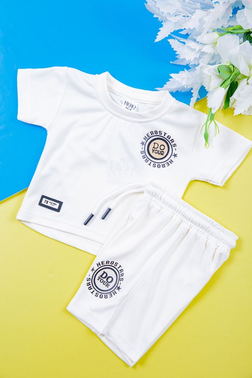 طقم ولادي قطعتين تيشيرت لون أبيض مزين بكتابات و رسومات من الأمام مع شورت لون أبيض برباط في الخصر