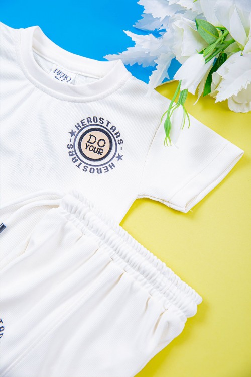 طقم ولادي قطعتين تيشيرت لون أبيض مزين بكتابات و رسومات من الأمام مع شورت لون أبيض برباط في الخصر