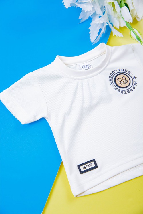 طقم ولادي قطعتين تيشيرت لون أبيض مزين بكتابات و رسومات من الأمام مع شورت لون أبيض برباط في الخصر