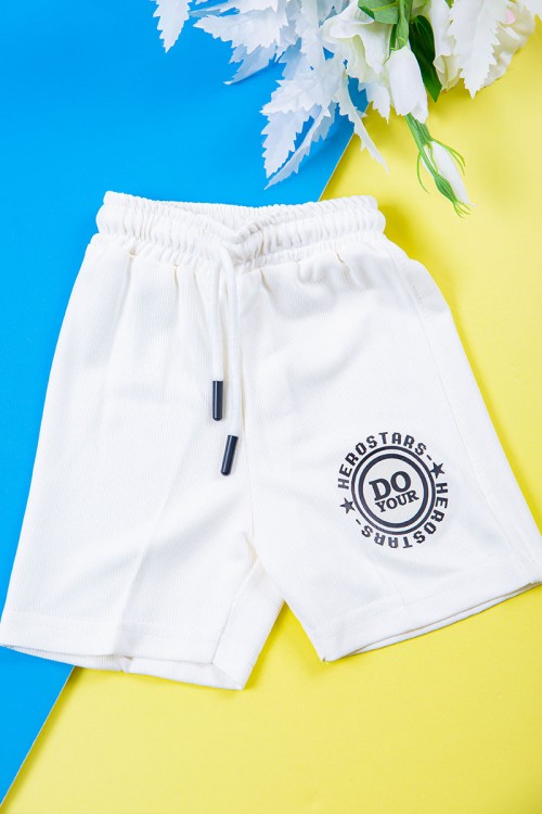 طقم ولادي قطعتين تيشيرت لون أبيض مزين بكتابات و رسومات من الأمام مع شورت لون أبيض برباط في الخصر