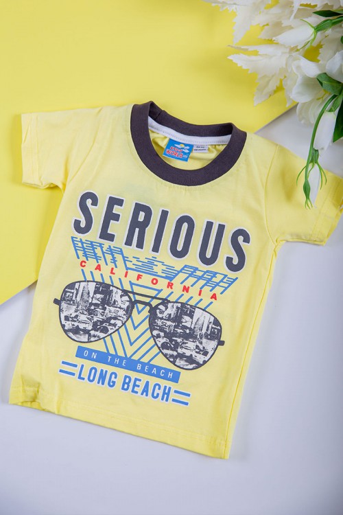 طقم ولادي قطعتين تيشيرت لون أصفر مزين بكتابات و رسومات من الأمام مع بنطلون طويل لون رصاصي بزم في الأسفل