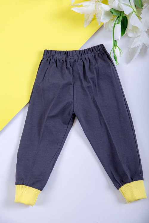 طقم ولادي قطعتين تيشيرت لون أصفر مزين بكتابات و رسومات من الأمام مع بنطلون طويل لون رصاصي بزم في الأسفل